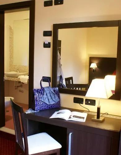 Hotel Versailles *