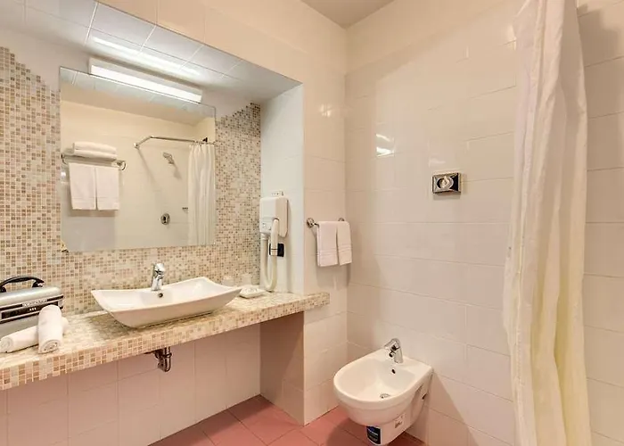 Versailles Hotel *